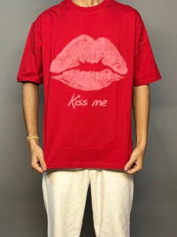 RED kiss me T-shirt
