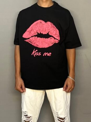 BLACK KISS ME T-SHIRT